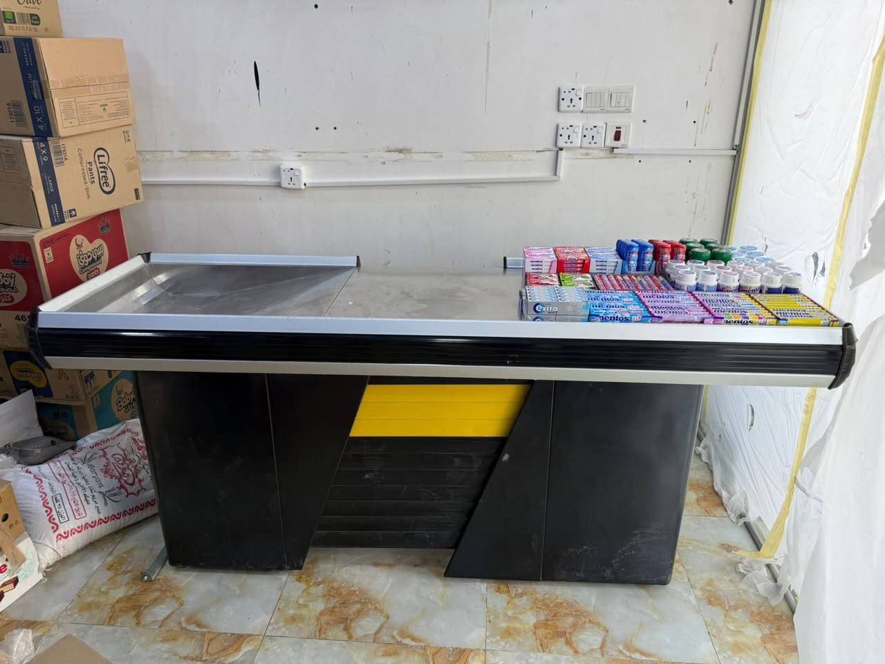 رفوف جدارية ارتفاع 2 وربع وعرض 8 متر وكل متر يحتوي على 7 رف حديد ثقيل استخدام قليل سعر المتر 150 ألف والمجموع 1.200.000 مليون 
*سفينة وسطية وجهين حديد ثقيل ارتفاع 1.80 متر وعرض 7.20 متر كل 120 متر يحتوي على 7 رف سعر السفينة 1.150.000 مليون 
عارضة جبس تربط مع السفينة جهتين ثقيل كل جهة تحتوي 4 سلة و2 رف سعرها 275 ألف 
ميز كاشير كبير 2 متر نظيف السعر 500 الف 
سلة تسوق عدد 5 السعر 25 ألف 
سلات جبس عدد 2 جديد السعر 60 ألف 
اتصال ☎️ ***********
***********
العنوان / كوت الزهراء
