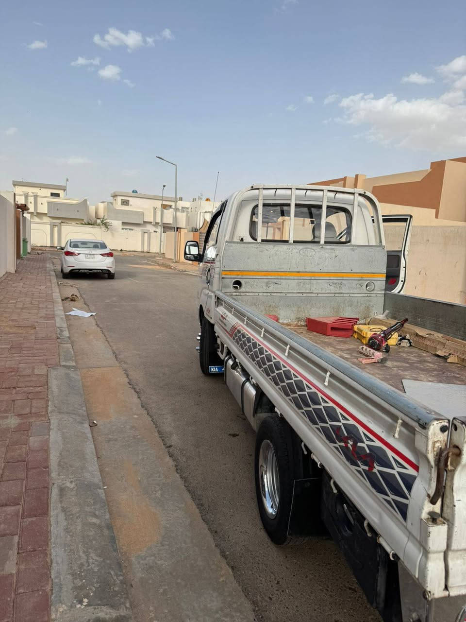 السلام عليكم للبيع كيه موديل 2015 فحل مفتوح محرك 4000 السونار موضح بل منشور السعر 125 بيه مجال بسيط عنوان الرمادي ***********
