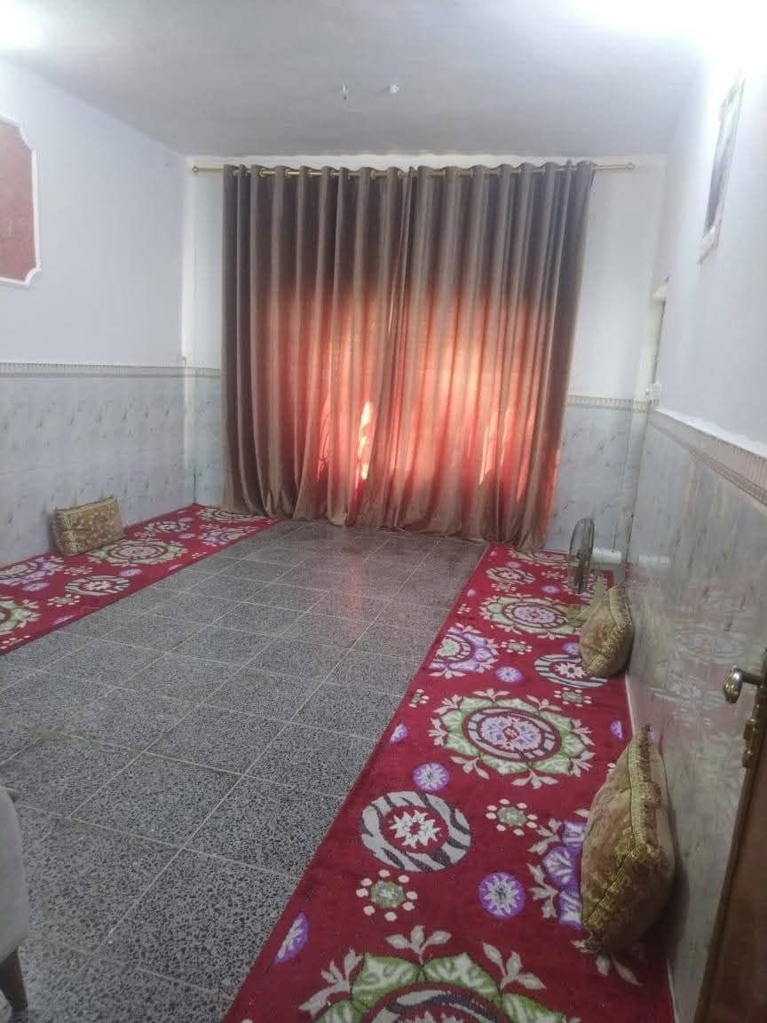 السلام عليكم 
بيت للبيع طابو صرف 200 متر بأسمي بناء 2010 شغل مرتب طابوق والسكف صب طابق واحد غرفتين نوم صاله ومطبخ واستقبال وحدايق مرتبه والصحيات الخارجيه هسه اشتغلتهن جدد شغل درجه اولى البيت نضيف مكانه بابل المحاويل حي ابو زديره قرب مدرسة النجاة بالشارع العريض 20 متر عرض شارعه سعره 75 
للأستفسار فقط للجادين بالشراء كل التفاصيل مذكوره ***********
