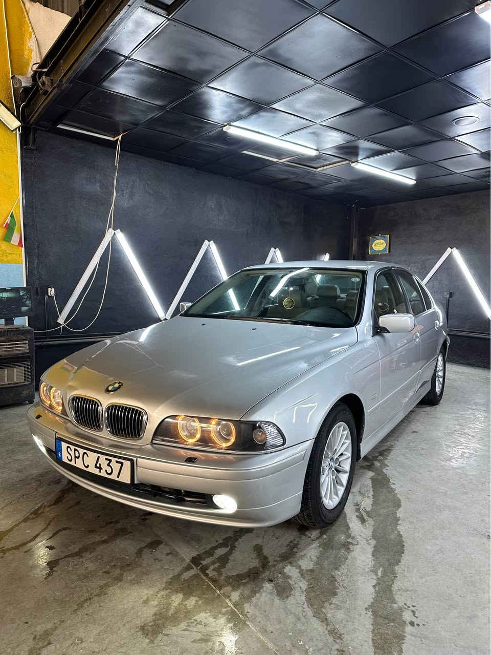 BMW 525
مۆدیل / 2001 
دەبڵ دیجیتاڵ 
سەیارەکی تا بڵێی خاوین و جوانە لەسەر دەقی شەریکەی خۆیتی
بەو شەرتەی بۆنی شەریکەی لێ بێت گوشین جلد و تەبریت مەرکەزی سلف و تەبریتی یەکە 
مەنەفێست ابراهیم خەلیل پاکانەی بە شەرت
بەبێ سبوغە بەس بن دەرکەی بەنزینی بستەک سبوغە  یەک قۆپی گچکەشی لەسەر بۆنیتی هەیە چاک نەکرایتەوە وەک کەمەک تەزرەی هەیە نرخەکەشی 85 وەڕەقە و مەحامەلەکی براینەشی تێدایە  
بۆ پەیوەندی کردن : *********** سوران, أربيل
