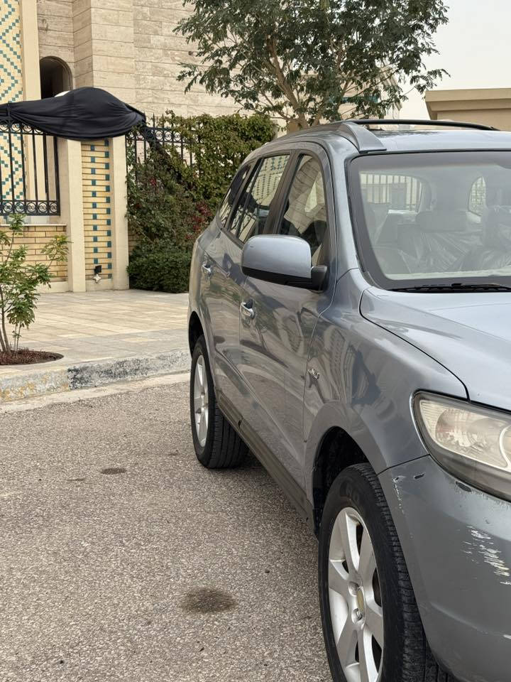 السلام عليكم 
سنتافي موديل 2010 كصه قماره فقط 
خليجيه 7راكب مكينه 6سلندر بانزين 
صبغ بيها فقط مكان الكصه 
السعر 48 ورقه لاستفسار ***********
