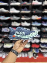 Hoka Speedgoat 6 GTX  غشاء GORE-TEX Invisible Fit: يوفر حماية كاملة ضد...