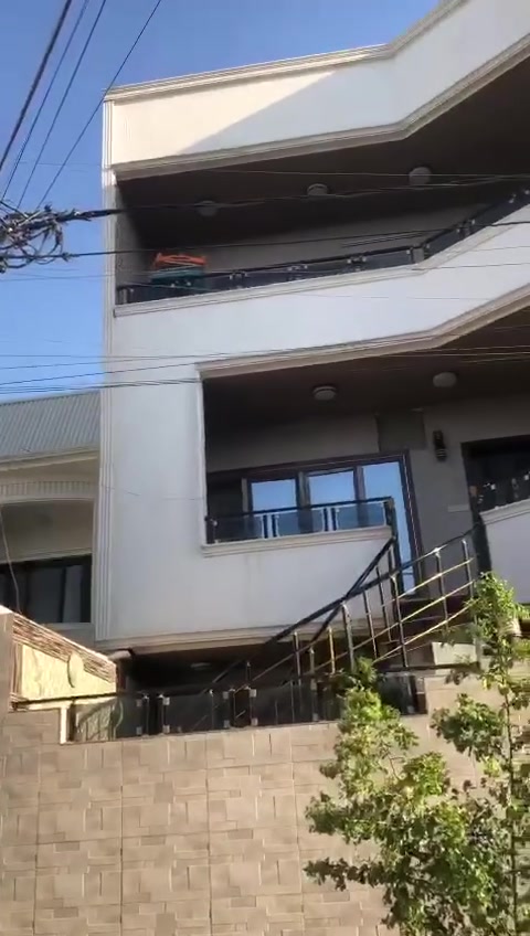 العقار للبيع ٢٠٠م طابو باسم شخص واحد واجهه ١٠م بناء حديث جدا ٣ طوابق كراج دفن و٢ استقبال و٣ صحيات و٥ غرف نوم ديكورات وسقوف مغربيه درج داخلي وخارجي موقع مميز جدا طريق بغداد قرب مرور البلده وجامع الصادق الأمين للاستفسار اتصل *********** كركوك
