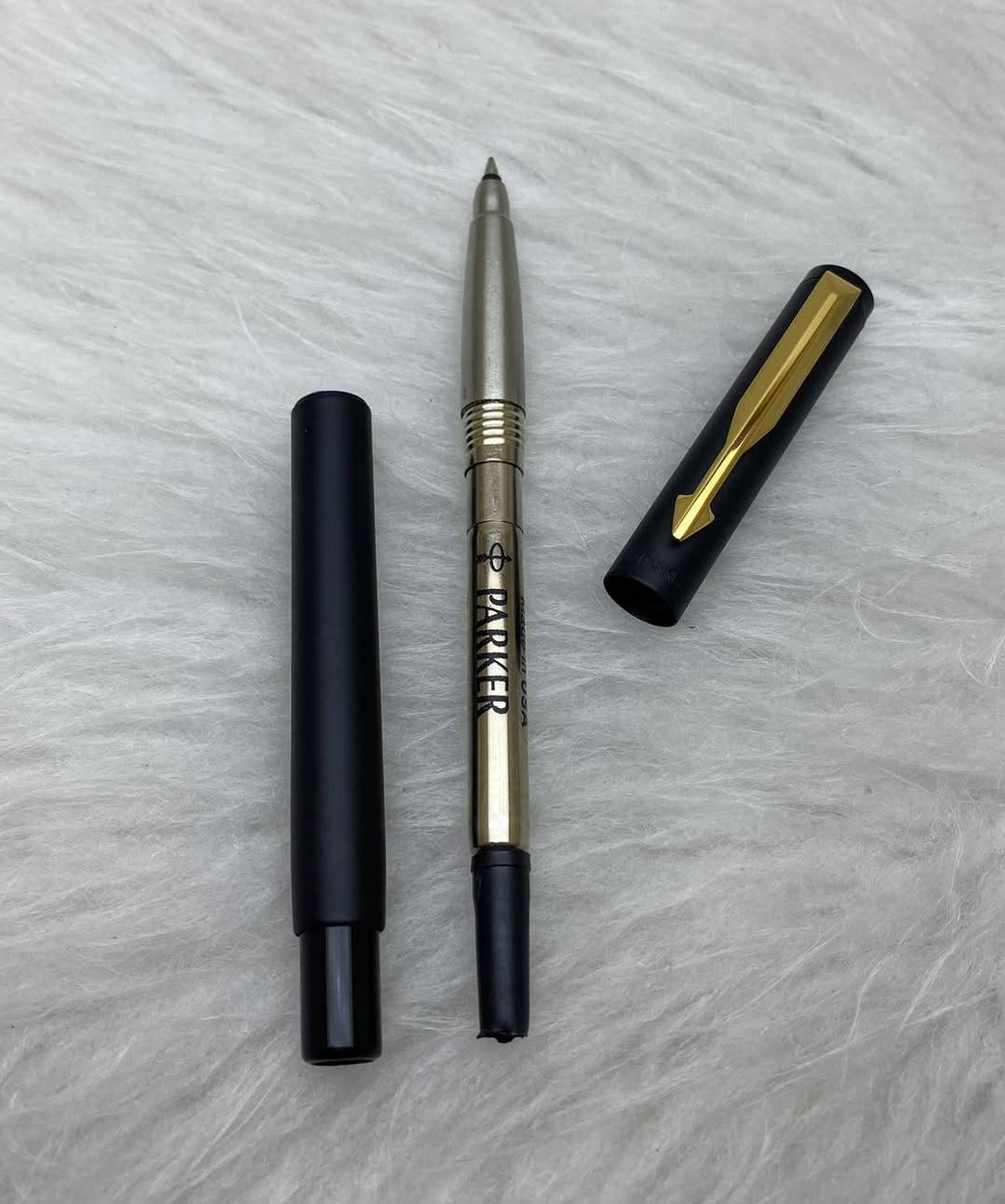 PARKER
قلم باركر
سوفت 
انكليزي المنشأ اصلي 
حجري 
جنكال طلاء ذهب 
حجم الخط M
جديد غير مستخدم  مع العلبة
للاستفسار المراسله على الخاص او الاتصال بالرقم  *********** 
يوجد خدمة توصيل داخل بغداد و محافظات⁩
