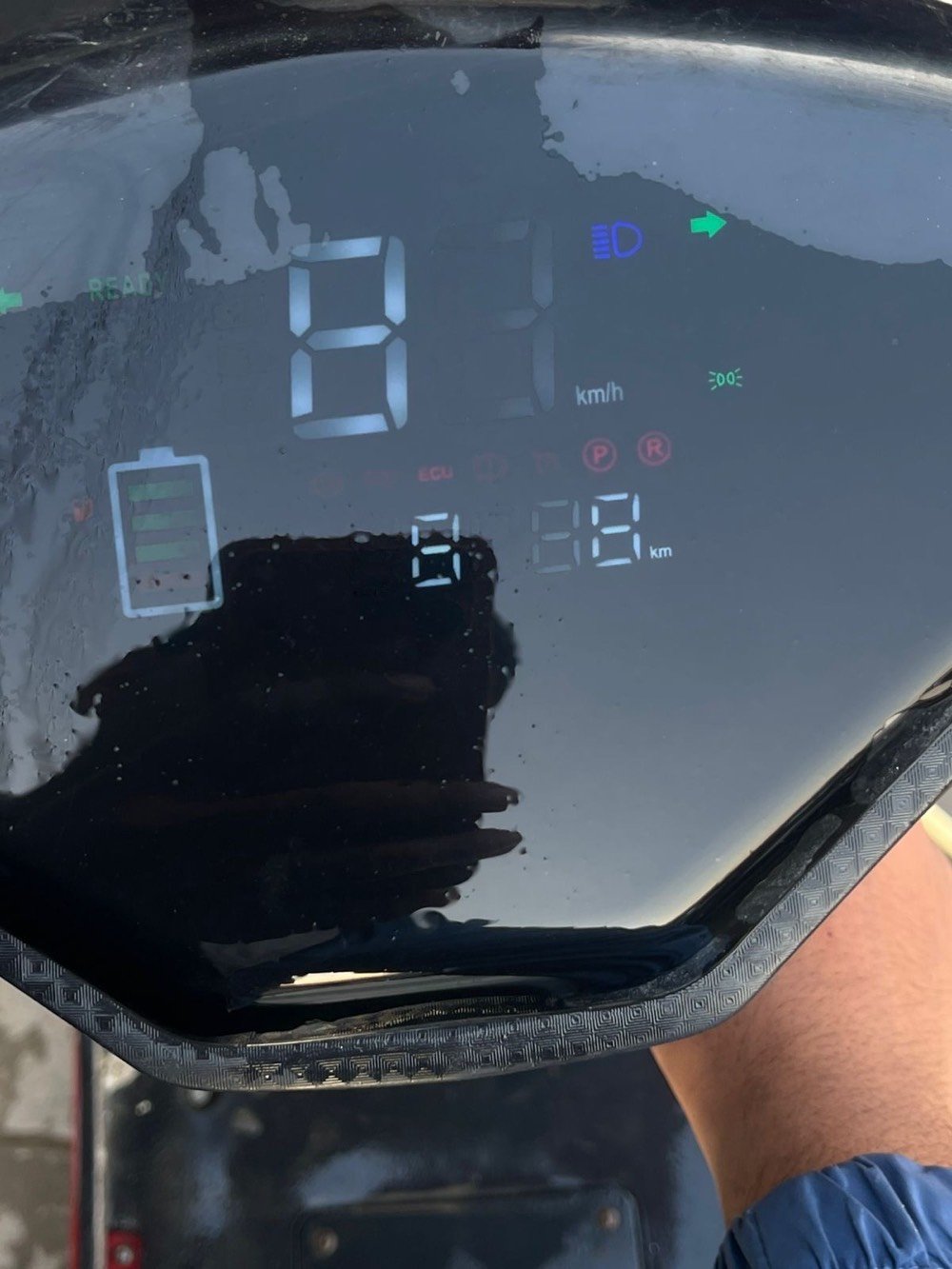 السلام عليكم من رخصه الادمن
شبابنه الطيبه دراجه شحن للبيع نوع سكنس ماتركس دراجه وكاله

المواصفات 📍
بطاريات دبل عدد 6
نضام p بارك🅿️
نضام R بك ( رجوع الى الخلف) 
الملف 1500w
بصمه قفل/فتح + تشغيل عن بعد ⚡️
حساس بريك 🛑
شاشه تاب 💻تعرضلك العطل في الشاشه 
كهربائيات كله شغال⚡️ لايتات عالي ناصي اشاير هورن كله كفاله
الدراجه مابيها اي نقص شغل واطلع 
بريكات شغالات فقط البريك الامامي يرادله زيت ب الف دينار
البريكات دسكات 
دبلات عدد4  ثنين بالامام وثنين بالخلف 
السعر ٥٥٠ الف راسلني او اتصل على 🔚*********** 
دراجه مرتبه ومابيها اي نقص شغل واطلع