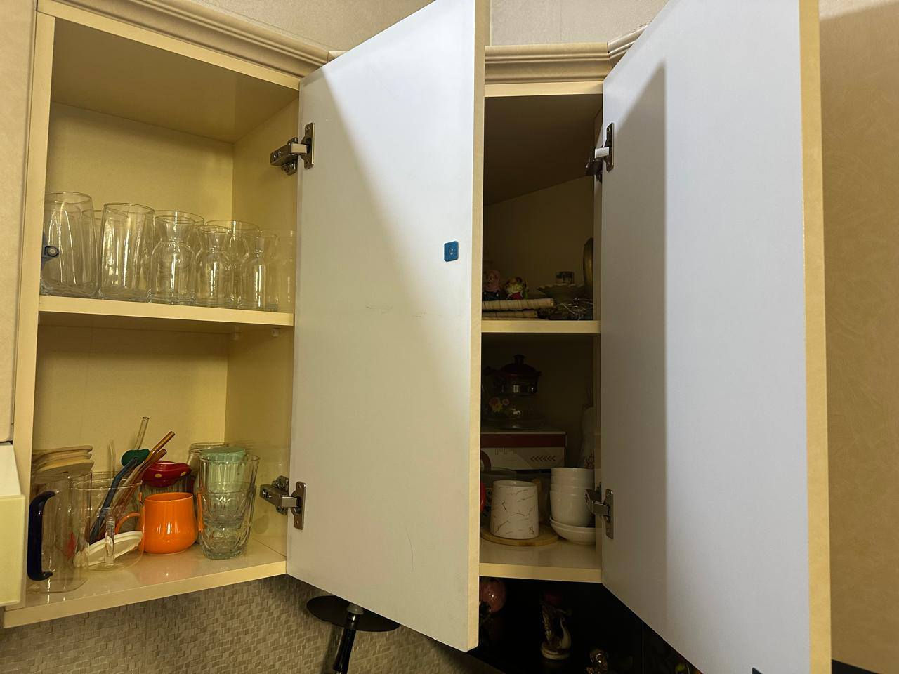 كاونترخشب hbfمن الداخل والخارج معه ثلاجه هيتاشي وطباخ ومرشحه المرمر كاورتنز طبيعي طول الكاونتر 7متر
تصال على رقم  ***********
