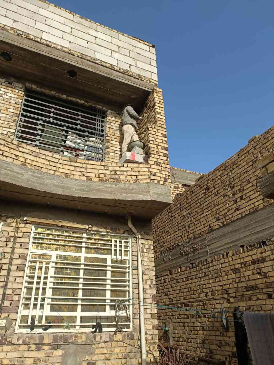 السلام عليكم
بيت للبيع منطقة أبو خستاوي خلف المشروع الوطني للمرور 
فرع الحي الصناعي يبعد عن شارع كربلاء 300متر
طابو زراعي سند 25
المساحه 262متر
بناء جديد سنة ء2024
البيت طابقين 
يحتوي الطابق الارضي غرفتين نوم 5ونص×4ونص متر مربع 
صاله وسطية بمساحة 6ونص×4
غرفة استقبال بمساحة 8×4
مع مجمعين صحيات ومجمع صحي مع وحده من غرف النوم 
مع ثلاثة مداخل للبيت
يحتوي الطابق الثاني 
غرفتين نوم بمساحة 5*4
ومساحة 6ونص*4
مع مجمع صحيات 
تطبيك فرشي كامل
سيراميك كامل
بياض كامل 
النواقص الكاشي والواجهة
مزيد من التفاصيل 
الاتصال ***********
