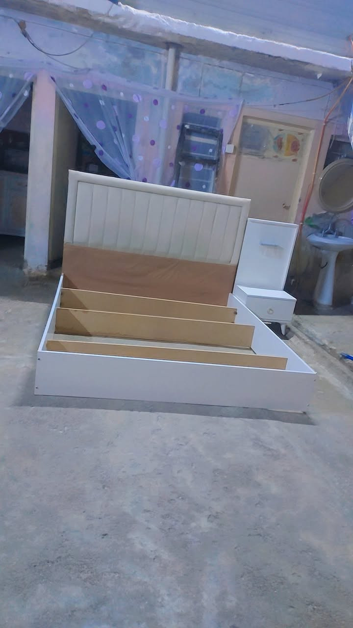 تخت  نضافته ٩٠ بلميه خشب ثكيل ٦٥ قفل واصلك البيت شراي يتصل ***********  ***********
