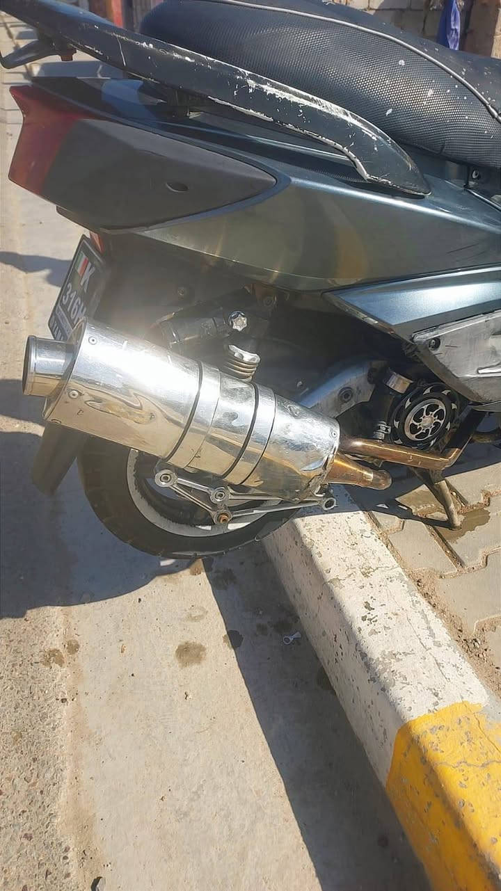 السلام عليكم دراجة سكنس فحل كابريتر مكينة ٥٨ونص دراجة بيها تزويد مثل ما موضح بل صور كله اصلي كهربائيات كلهة شغالة رايدهة ب٦٥٠ وبيهة مجال بسيط عنواني بغداد الحسينية ***********
