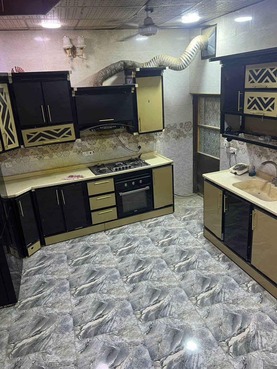 السلام عليكم ورحمة الله وبركاته 

بيت للبيع مع الاثاث 
خمس سبالت طن ونص 
واحد اربعه طن 
المساحه 110 زاد فضله 30 متر بص البيت البيت فارغ تتكاتب تستلم المنطقه حتى مجاري بيهه 
الطابق الاول غرفه وصاله ومطبخ وديوان 
الطابق الثاني سويت غرفه وصاله وصحيات
السعر 75 مليون طابو زراعي عراقي
العنوان البهادريه الطريق الرابط بين ابو الجوزي والبهادريه للاستفسار *********** البصرة, العراق
