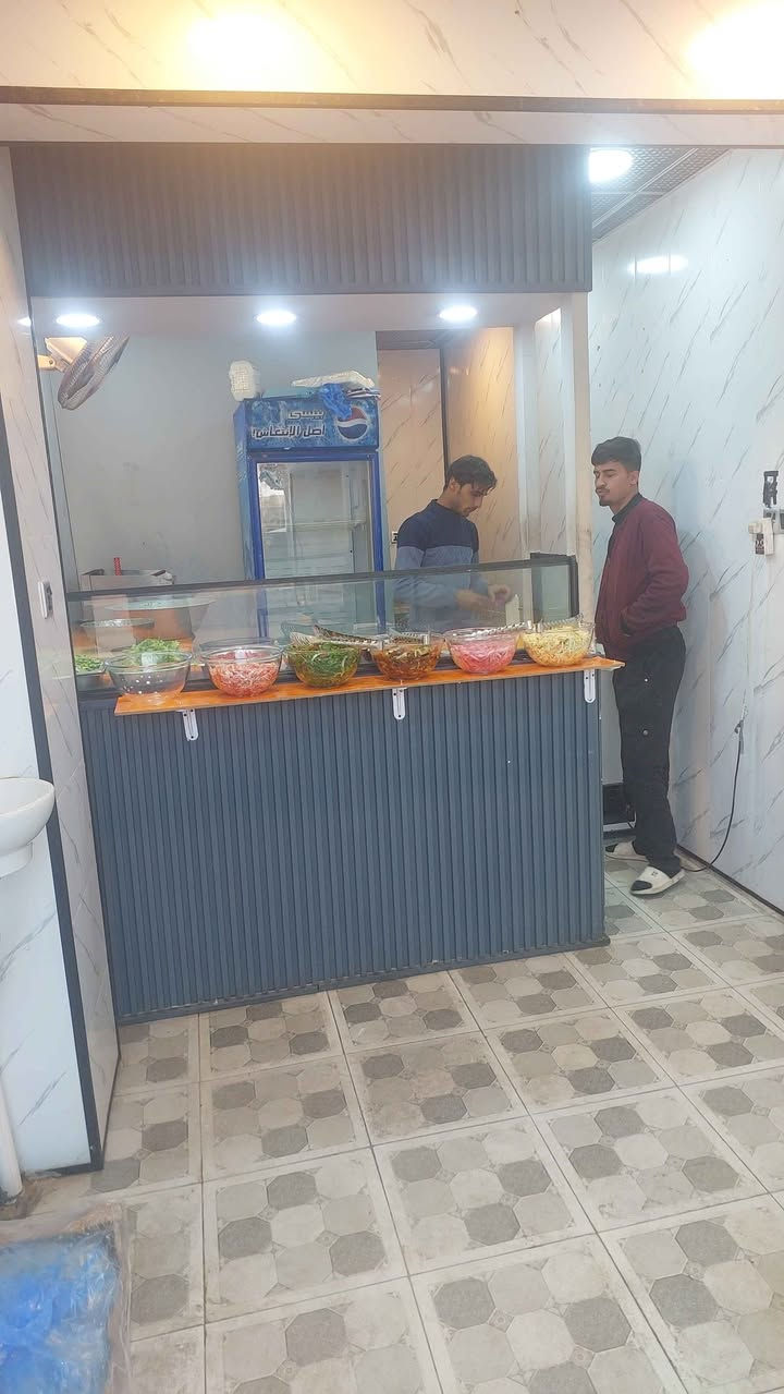 كافتريا للبيع بسبب ضروف . جديده مكان مكتب الرشيد. بدايه مكان. مرتب وجهاز. *********** النجف, العراق
