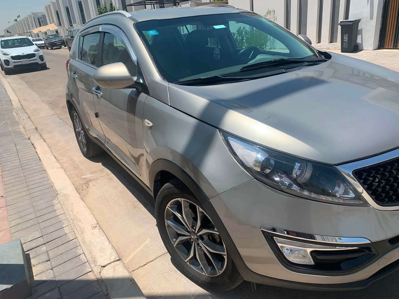 سبورتج  ٢٠١٦ 
بيها بنيد صبغ وباب السايق مبدل ومصبوغ وباب كلير 
غير هذا السيارة كاملة 
السعر 1320$
***********
