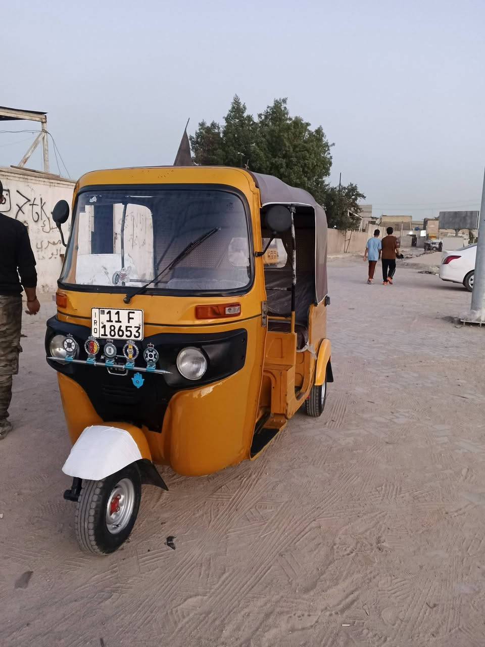 تكتك موديل 20رقم وسنويه عنوان بغداد المدينه الصدر ***********
