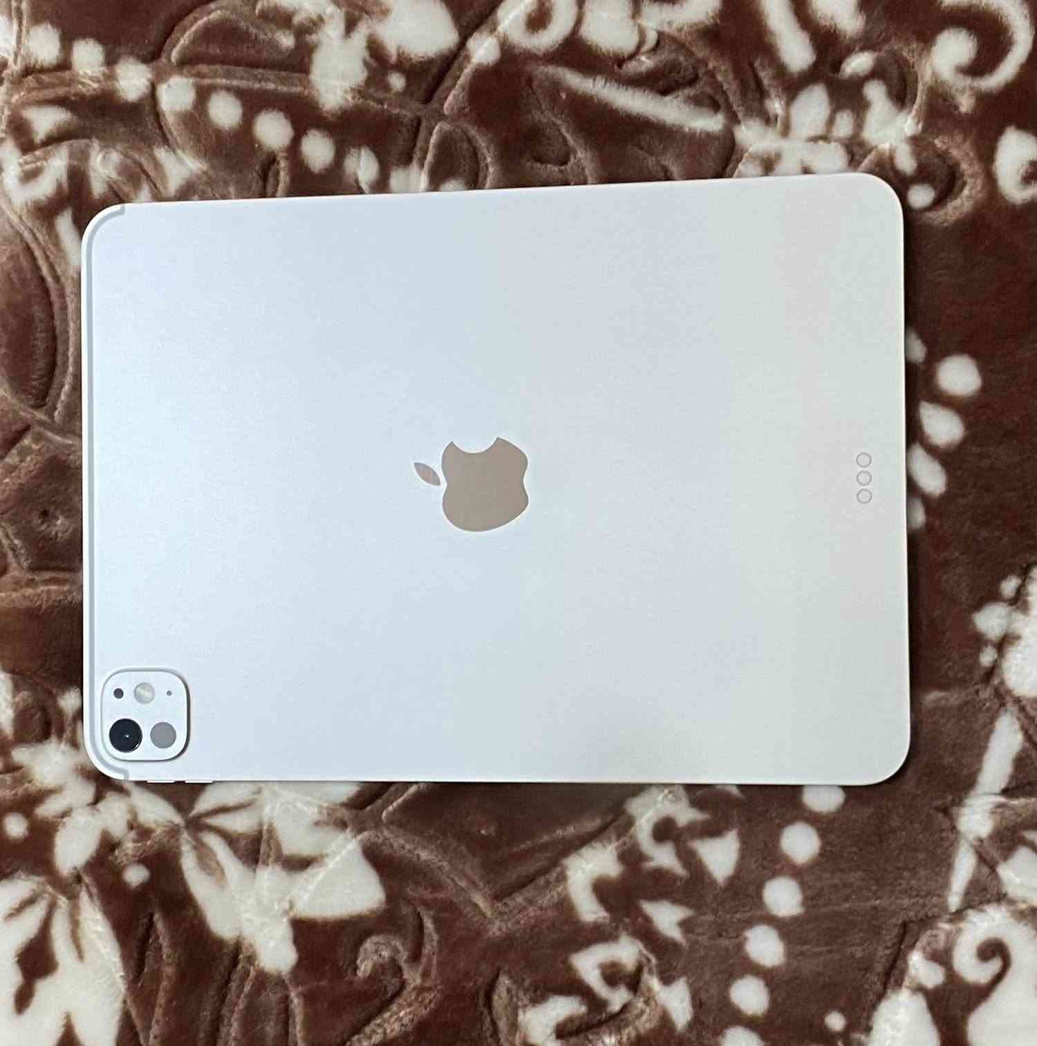 سلام عليكم : ايباد 11 pro معالج M5
بطاريه 100 : مشحون 9 مرات 
نضافه 100/100 
مع كافه الملحقات 
 مكاني رمادي صوفيه رقمي *********** واتساب او ع خط 
السعر : مليون 250 وبيه مجال للشراي 
 

ادمن رحمه لوالديك وافق
