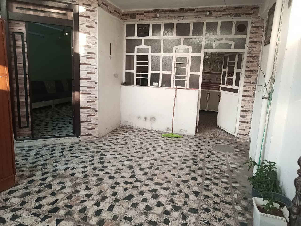 دار للبيع ١٥٠م طابقين في الهياكل (مثلث الخطيب) 
الواجهه ٧.٥ م والنزال ٢٠ م  .. يحتوي على مدخلين على المطبخ والصاله ... 
الطابق الارضي : كراج+صحيات خارجيه+استقبال+مطبخ+حولي كبير+صحيات+غرفتين نوم  ....
الطابق الاول : ٤ غرف نوم +صحيات+صالة كبيره تصلح غرفه ...
السعر ٣٥٠ مليون 

       للاستفسار الاتصال على مكتب المصطفى للعقار 
الجوادين*قرب المستوصف الصحي*مجاور صورة السيد
*********** ابومصطفى المحمداوي
 *********** ابو تقي المحمداوي
