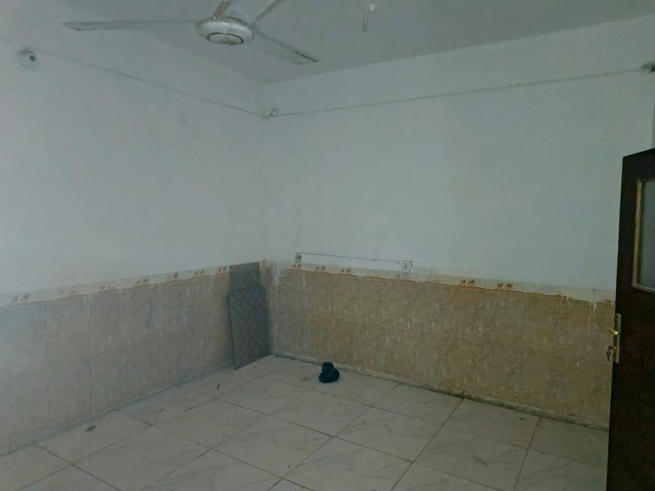 السلام عليكم للبيع في حي العسكري
دار للبيع الموقع  حي العسكري شارع الوكفه
مساحه 200 متر مربع طابو صرف 
بناء طابقين كونكريت 
الطابق الأرضي : غرفه استقبال وصالة عدد (2) 
مطابخ عدد (2)كراج سياره مجموعه صحيات عدد (2)
ممرات عدد (2) 
الطابق الأول : غرفتين نوم + صاله  مطابخ ( 2)
صحيات 
درج خارجي 
درج داخلي 
 مميزات اظافية  سطحين تقسيمه الى3 شقق استثمارية
الأستفسار اتصل ع رقم ‏‪***********‬‏
