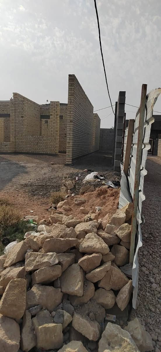 سلام عليكم هيكل لبيع بناء طابك حديث ارتفاع البناء 3ونص مساحه الارض 527 قطلعه سياح كامل وجهيه البيت على شارع ركن توفر خدمات ماء وكهرباء وشارع تبليط العنوان الخالديه ابو فليس قرب مسجد الرحمن الاستفسار على رقم هاتف واتساب ***********
