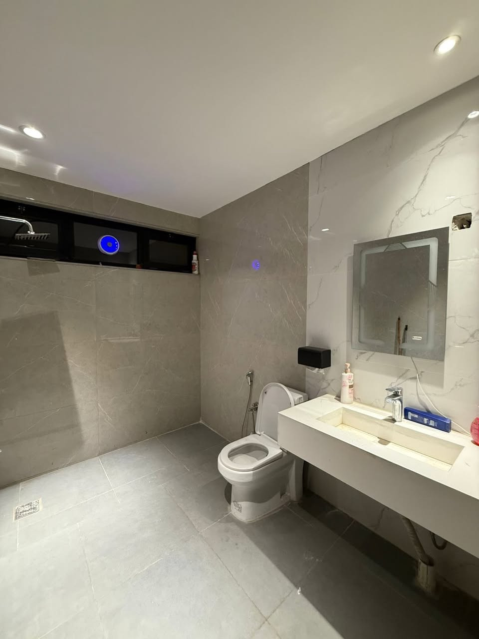 بيت ثلاث طوابق للايجار بالحارثيه محله ٢١٣، يصلح مقر شركه + سكن الاجانب ، مساحه بناء داخليه تقريبا 550 م2 بالاضافه لكراج مع طارمات خارجيه ، غرفه حراسه ، رووف وجلسات شواء بمساحه ( ٦٠ م ٢ ) شارع عريض مع رصيف عريض ، تم بناؤه بمواصفات حديثه ٦ غرف نوم سويت كبار و٣ مطابخ حار وبارد وصحيات ٥ سعر الايجار ٥٥ الف دولار بل سنه للاستفسار ***********
