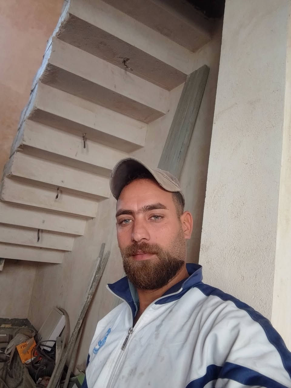 ***********  ***********.  خلفه متفرغ واسعار حلوه وعندي کادر
