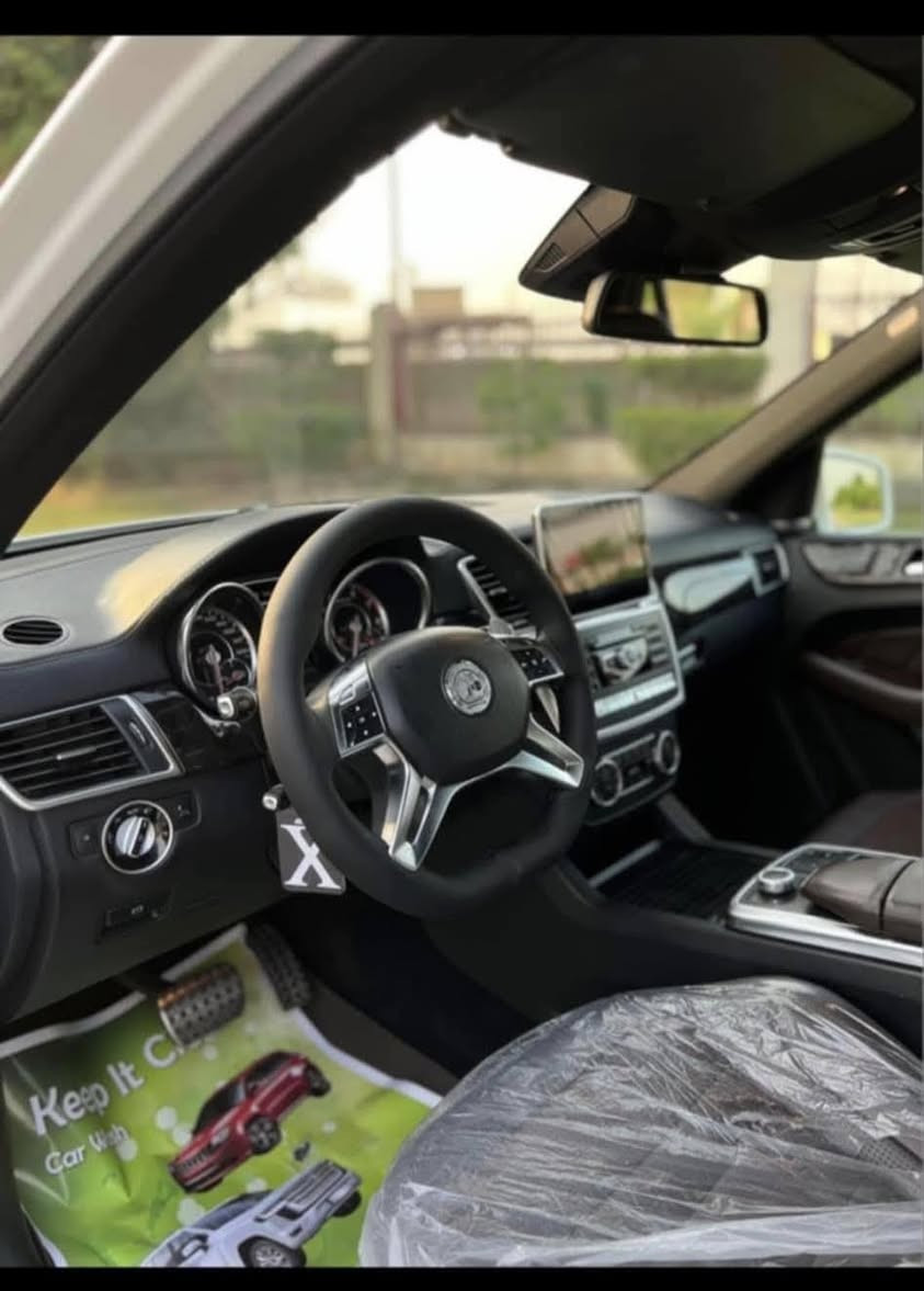 السلام عليكم اخواني الاعزاء 
مرخصت مدير الكروب 
مراوس او بيع 
مارسدس 2013 
فول مواصفات للاخير 
السعر 250 وبيها مجال 
بيها بعض الملاحظات 
او مراوس أبيك أب
للاتصال ***********
