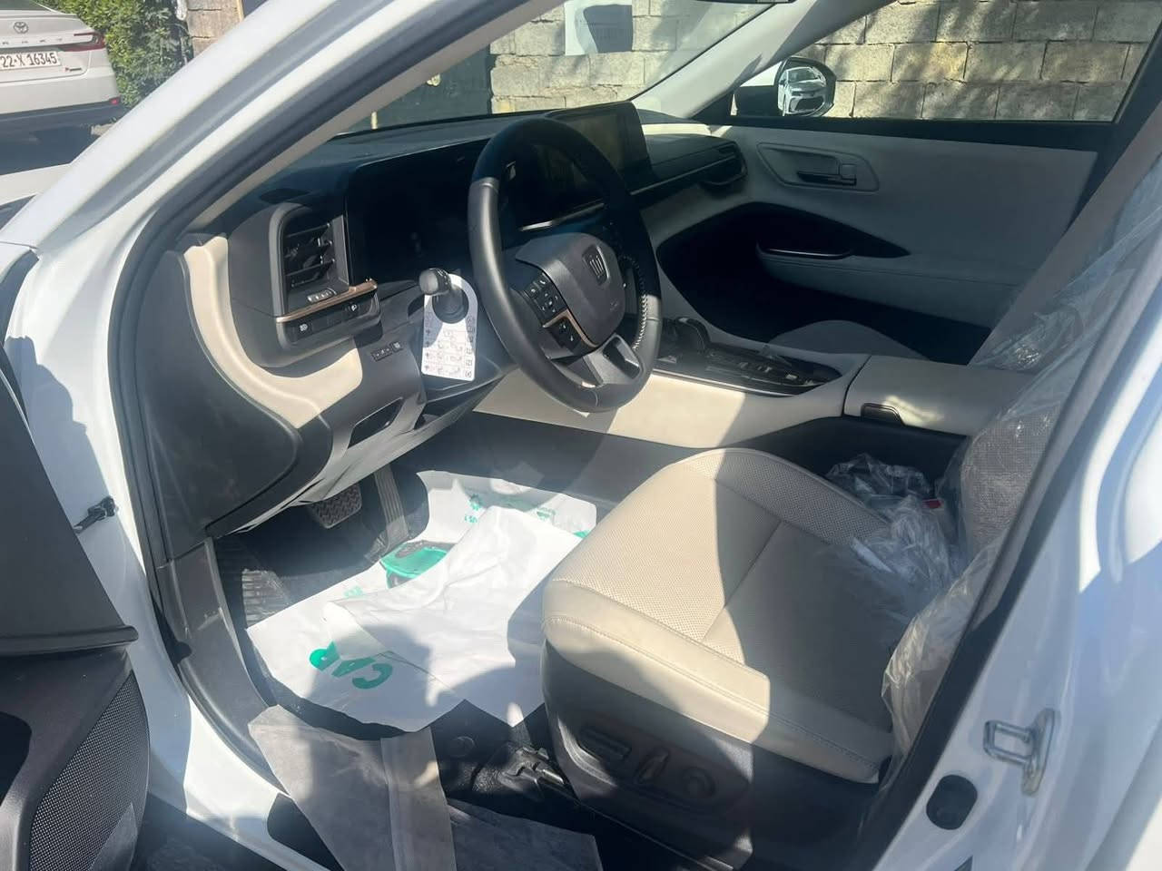 تيوتا كراون موديل 2026 HEV  زيروو
مرقم بغداد كامل سنويه باسمي
عبد اللطيف جميل بريميوم
فول مواصفات
محرك 2500 هايبرد
سقف بانوراما 

4 كاميرات 360 درجة
4 رادارات
4 عدسات
مقاعد الامامي وخلف كهرباء
تبريد كشنات
داخل صاج فورميكا
باقي المواصفات معروفه
غراض السياره كامله في الصندوك
سياره زيرو غير 
*********** حسن العبيدي
