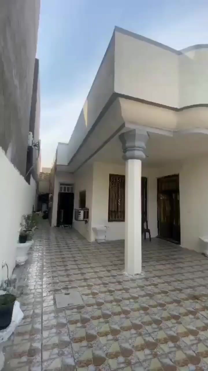 السلام عليكم
دار للبيع مساحه 300متر طابو صرف الموقع الحصوه الحولي حي الحسين

يحتوي البيت على غرف عدد 2 مساحه6×5. 4×5

مضيف مساحه7ونص ×5

هول مساحه 5×4

كليدور 3×2

مطبخ المساحه 5ونص ×4

ترك خلف البيت 7×3

وحديقه مساحه 3×8

وصاله مساحه كبيره

البيت ١كامل مجهز من ماء وكهرباء ومجاري بحيث بس تجيب غراضك وتسكن بي

السعر160وبي مجال

للستفسار الاتصال على الارقام التاليه 

***********

***********
