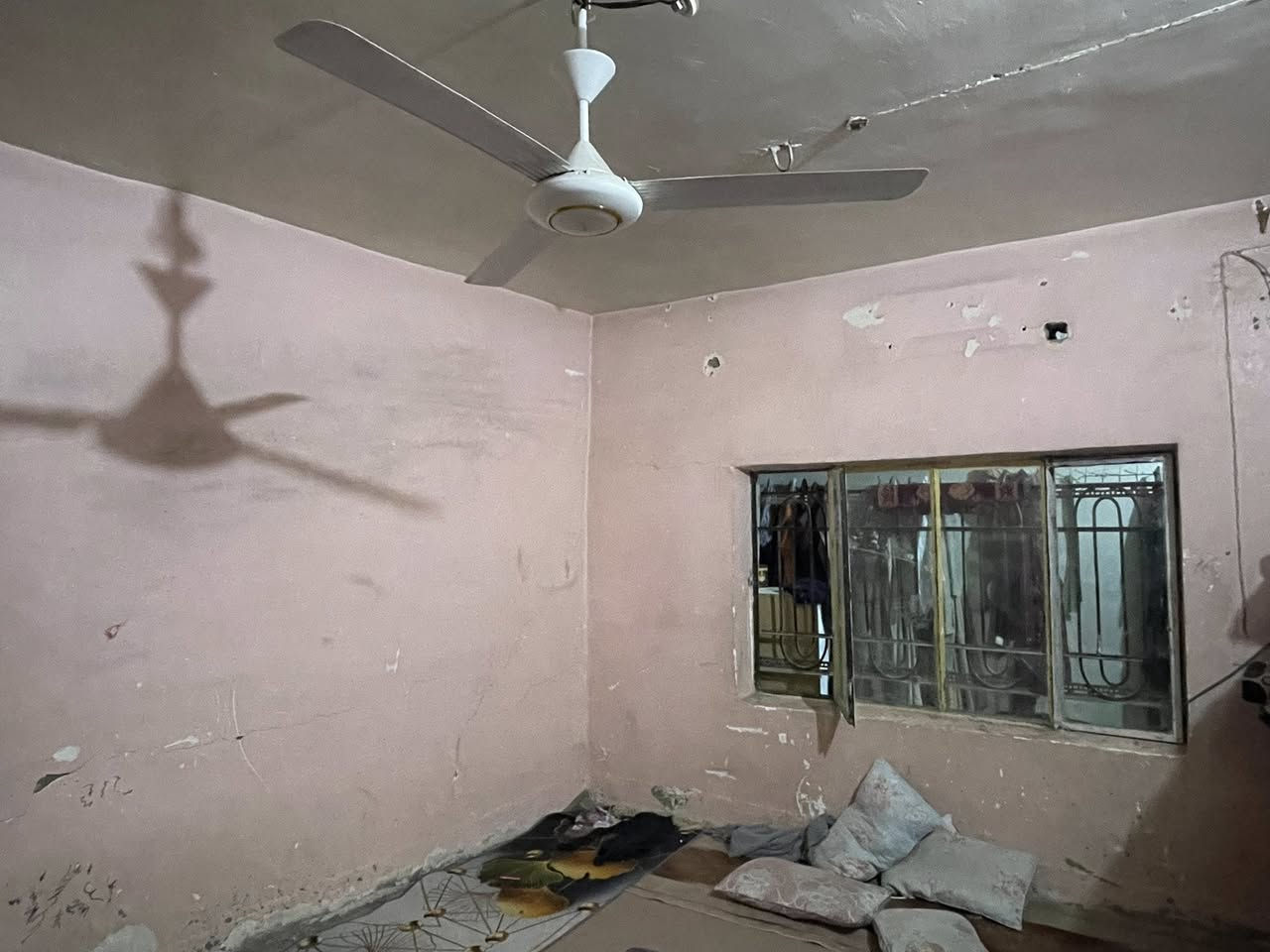 السلام عليكم 

-بيت بحي عداي مقابل المدرسه الصينيه ركن المساحه ٢٠٠ متر طابو صرف تحويل مباشر
-استقبال ، مطبخ ،مجمع صحيات ، غرفتين 
-طابوك وسكف مسلح 
***********
