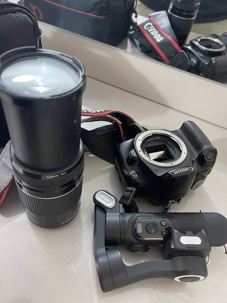 كامرة مع مافه ملحقاتها مثل ما موضح بالصورا للبيع. السعر 400مكاني بغداد جديدة ***********
