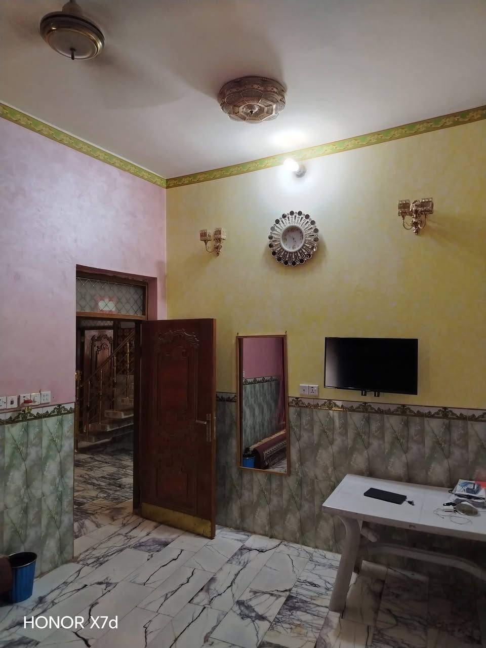 يالله
( البيت طابو صرف حر مداور ثاني يوم )

بيت للبيع طابو صرف حر مداور ثاني يوم بناء حديث المساحه 200 متر البناء طابوق صب كونكريت مسلح حي الجوادين بدايه السايدين الشارع الذي يؤدي إلى الديوانيه السياحي  اول فرع  مقابيل جامع المرحوم  سيدحنويت  ثاني بيت يحتوي على تبليط  ارصفه مقرنص   ومجاري وماء جديد خطين للاستفسار مع صاحب الدار *********** يوجد واتساب
 استقبال 7x4
صاله 4x7
مطبخ 4x5
غرف عدد2
غرفه 4x6
غرفه 4x6
تخاريج عدد 2 داخليه 2 وخارجيه 2
2x2

منور مكشوفه2x4
الصطح شتايكر
صبغ درجه اولى ستوكه الارضيه مرمر تركي الجدران سيراميك
