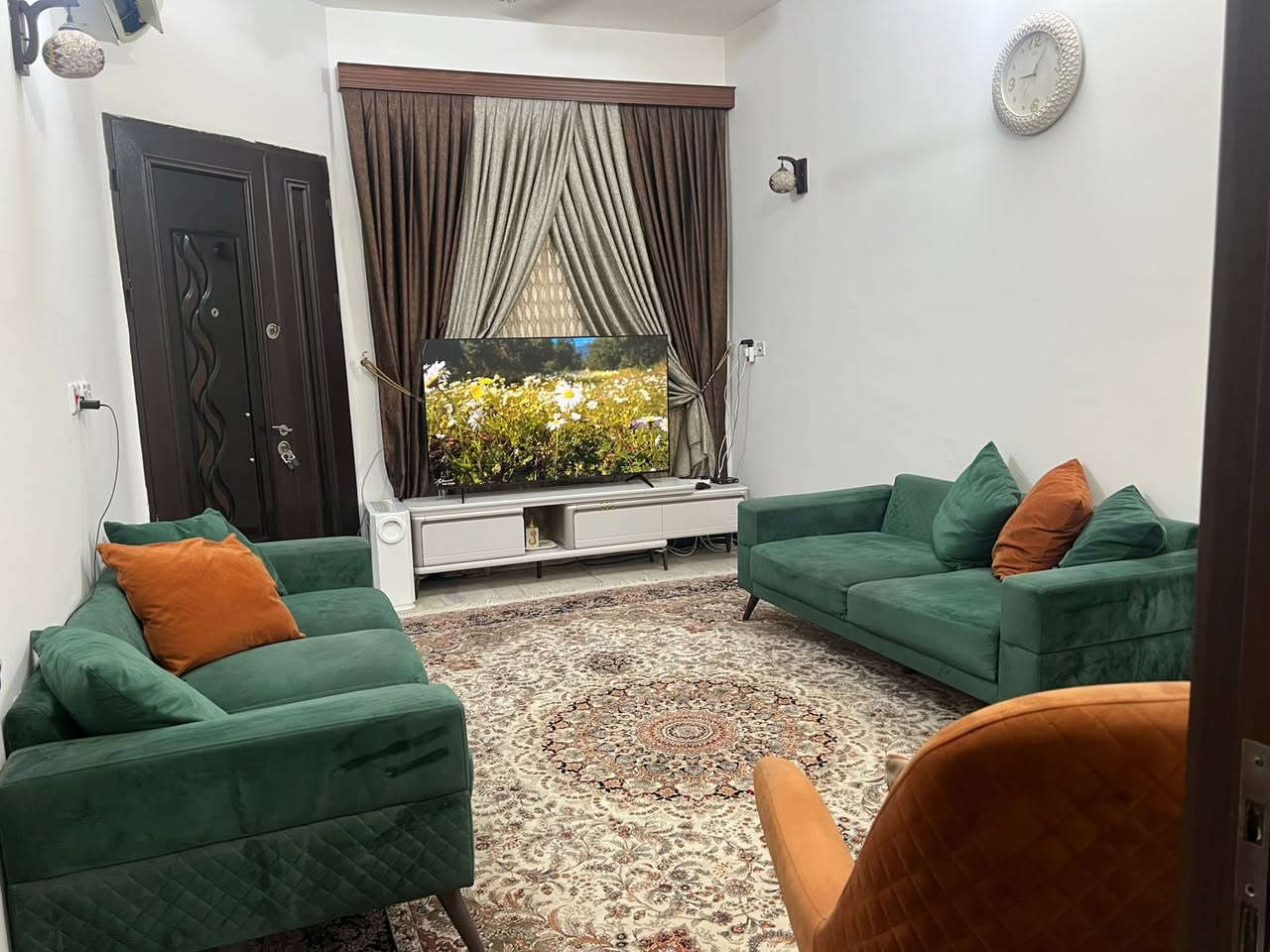 دار سكني للبيع في بعقوبه الجديده
شارع العمارات السكنيه
150متر الواجه 5متر 
بناء سنة 2016
طابقين ثلاث غرف نوم مع دورتين مياه 
للأستفسار ***********
