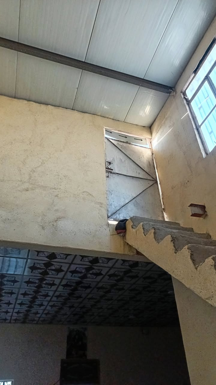 سلام عليكم ورحمه الله وبركاته 
دار سكن للبيع مساحه 200متر زراعي إقرار محكمه مشمول بلتطويب بناء بلوك الأساس حجر السقف عكاده غرفتين وصاله ومطبخ واستقبال وتخاريج داخليه وخارجيه 
عنوان الدار الكوفه البراكيه قرب معمل سمنت الكوفه شارع السبيس التبليط ثاني مكتب عن الشارع العام مكتب الوصال للعقار *********** ابو سلطان للعقار
