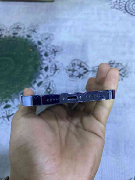 ايفون 13 برو ماكس 
ذاكرة 256 
بطارية 78 اصليه مو مبدله 
جهاز نضيف كلو نورمال 
ما مبدل بيه شي 
فيس ايدي شغال : تك سيم
بيه بس هاي الضربه الي بلضهر 
جهاز نضيف ما يعبر هوا 
مكاني الموصل الأيسر 
للتواصل عبر الخاص او الواتساب ***********
السعر 600 وبيه مجال للطيبين
