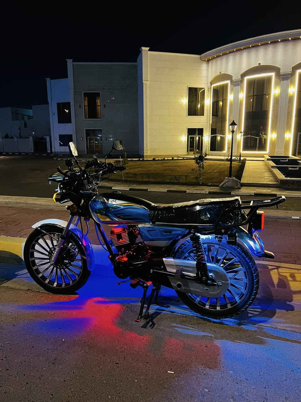 اسلام عليكم 
سولنك 25 مجمبز ودراجه تخبل محرك 150 مكاني رمادي الموشراي لا يتصل  الرقم *********** وسعر خاص يرهم مراوس بسولنك200 فقط وانطي فرق
