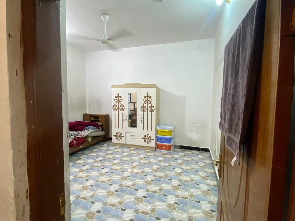 🚨 تم تخفيض السعر من 170 إلى 155 وهم بي مجال (لسرعة البيع لدواعي الحاجة)
🚨🏠 عقار للبيع: بيت طابقين بمساحة ممتازة وشارع عريض وساحة .

📍 الموقع: واسط - قضاء الصويرة - حي العسكري.📐 

:المساحة: 200 متر مربع (بناء طابقين كامل وجاهز للسكن).

الطابق الأرضي (الأول): غرفتين نوم + صالة + استقبال كبيرة + مطبخ + مجمع صحيات.

الطابق العلوي: غرفتين نوم + مجمع صحيات.

النواقص: البيت مكتمل وجاهز من الداخل تماماً ومجهّز للسكن الفوري، النقص فقط في (الواجهة الخارجية والستارة )، وتكدر تسكن وتكملها .
للاستفسار :***********
