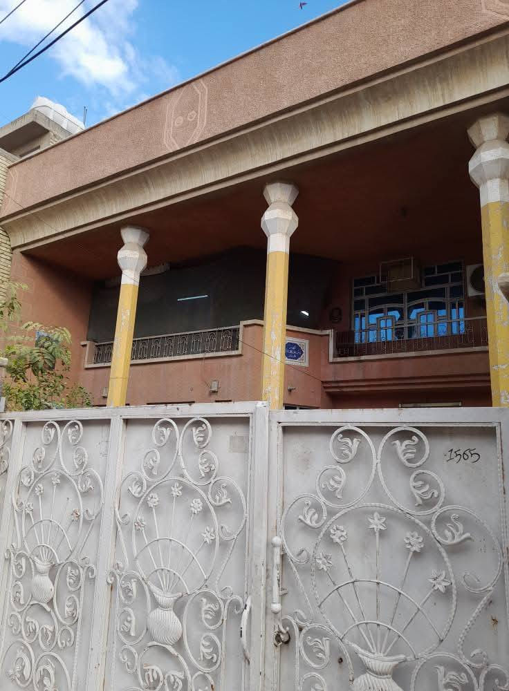 عقار للبيع – منطقة البلديات / الضباط
بيت سكني مميز بطابو صرف، 
المساحة: 300 متر مربع
مواصفات العقار:
كراج داخلي
حديقة داخلية
منئور (ترك) يحيط بالبيت
البيت مكوّن من طابقين
تفاصيل الطوابق:
الطابق الأول:
استقبال كبير، صالة واسعة، مطبخ، غرفتان نوم، صحيات
الطابق الثاني:
4 غرف نوم، صحيات
البيت مناسب للسكن العائلي، تصميم عملي ومساحات مريحة.

للاستفسار على الخاص او الاتصال على 
***********
***********
