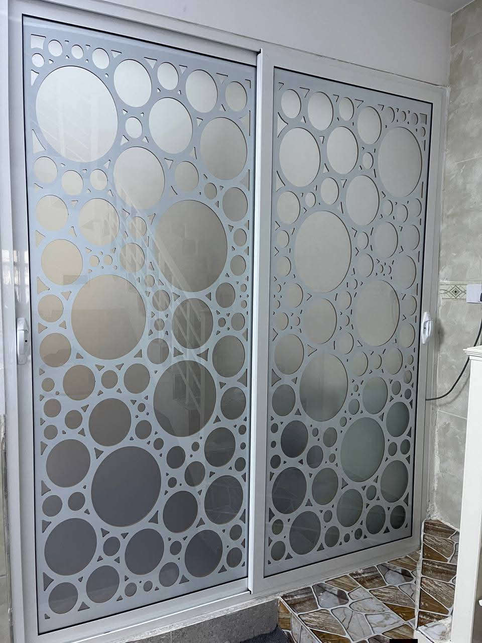 دروستکردنی هەموو جۆرە دەرگایەک و پەنچەرەی ئەلەمنیۆم و پلاستیک و سکەی سڵاید و سکەی زێبرا بە جوانترین شێواز و کەمترین نرخ

ناونیشان قەزای رزگاری 
***********
