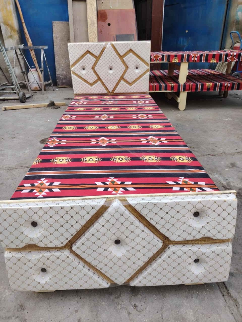 جرابي ام نفر بلوك 6 رجلين تتحمل وزن 150 كيلو 
عرض 84 وطول مترتين ارتفاع 35 
سعر 60 الف مفرد وجمله
 توصيل بغداد واطراف فقط 
*********** يتوفر واتساب
