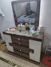 غرفه تركيه 9قطع ضخمه وقويه بيه اضرار بسيطه السعر ٣٠٠ هي ودوشك للاستفسا...