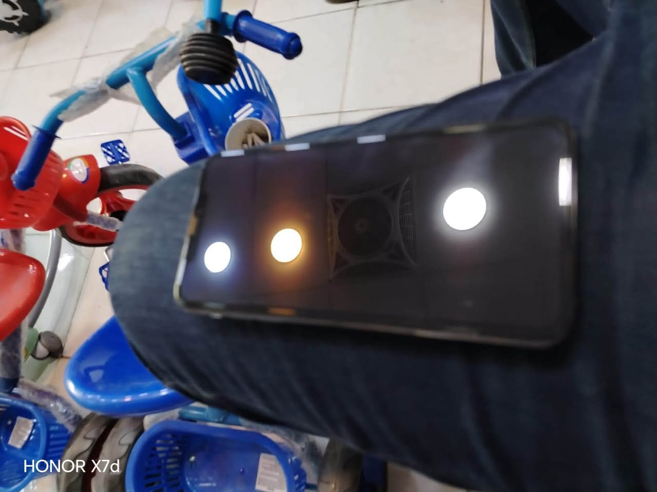 ايفون 11 برو ماكس للبيع او مراوس ب 12 برو ماكس
نضيف جهاز بي فقط شخطه بل ضهر بطاريه 83 
مكاني بغداد شارع فلسطين ***********
