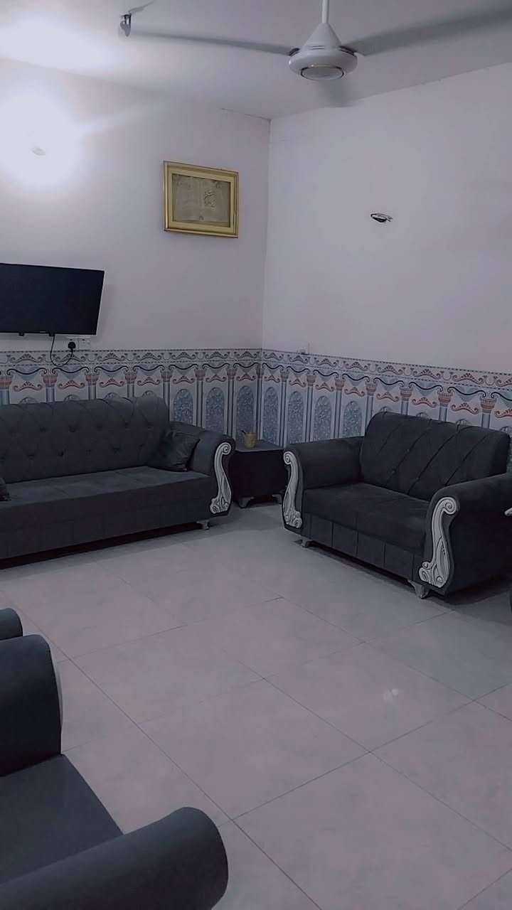 السلام عليكم
بيت سند ۲٥ 
مساحة 250 م ، واجهة ١٠ ونزال ٢٥ 

يحتوي البيت على استقبال ومطبخ وغرفتين وصالة جبيرة وحديقة وكراج للسيارة وحمام وصحيات كاملة ومخزن ، وهمين يحتوي على منور على طول البيت وترك وره البيت 

العنوان : بغداد المدائن قرب مجمع الإحسان 

السعر 55 وبيه مجال 

رقم الموبايل :
***********
***********
