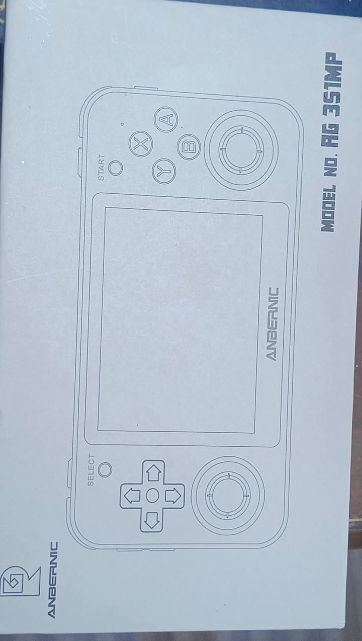 السعر 75 الف 
العنوان بغداد الشعب حي اور 
***********

هذا الجهاز هو Anbernic RG351MP، وهو مشغل ألعاب  عالية الوضوح، 
 
 أبرز مواصفات الجهاز:
الشاشة: مقاس 3.5 إنش بتقنية IPS وبدقة 640×480 بكسل.
نظام التشغيل: يعتمد على نظام Linux مفتوح المصدر، ويدعم واجهات مثل 351ELEC (التي تظهر في الصورة) أو EmuELEC.
المحاكاة: يمكنه تشغيل ألعاب من منصات مثل PSP، PS1، N64، NDS، بالإضافة إلى أجهزة الأتاري والسيجا والنيوجيو.
التخزين: يدعم بطاقتي ذاكرة TF (واحدة للنظام والأخرى للألعاب) بسعة تصل إلى 256 جيجابايت.
البطارية: سعة 3500 مللي أمبير، توفر حوالي 6 إلى 7 ساعات من اللعب المتواصل.
