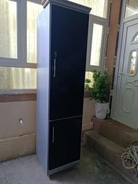 خزانة طويلة • ارتفاع ٢٢٠سم • مستعملة