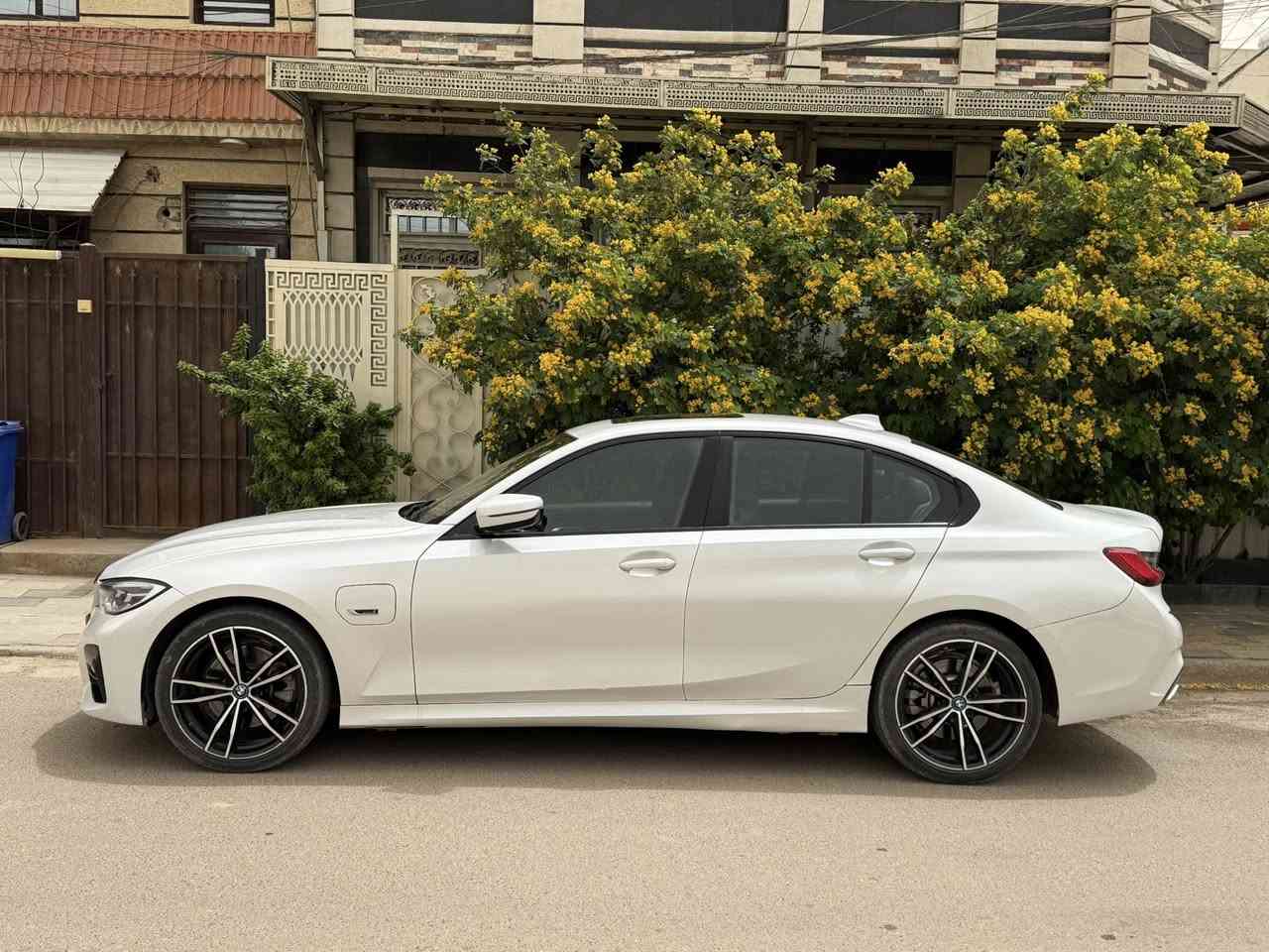 السلام عليكم
للبيع Bmw  موديل 2022 رقم اربيل 330e كهرباء +هايبرد+بانزين فول ماشية 45 كيلو متر  مكان السيارة 
بغداد
حي الجامعة 
للاستفسار اتصال ***********
