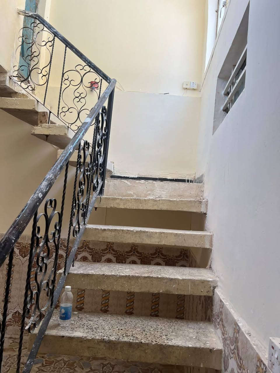بيت 100 متر مربع ايجار قرب شارع السوداني طابق واحد نضيف جدا يحتوي ع غرفه نوم سويت و استقبال و مطبخ و حولي و حمام خارجي البيت مدخلين ايجاره 200 اي استفسار اتصل ‏‪***********‬‏
