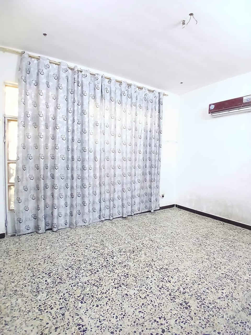 السلام عليكم بيت للبيع  زراعي موقعه مميز قرب شارع تقاطع مشتل -بلديات  منطقة البلديات   قرب مجسر الجديد
مساحه البيت 130 متر
يحتوي المنزل على استقبال وثلاث غرف نوم اثنين ترك وثلاث حمامات ويحتوي على سطحين ومطبخ وكراج 
رقم للاستفسار ***********
