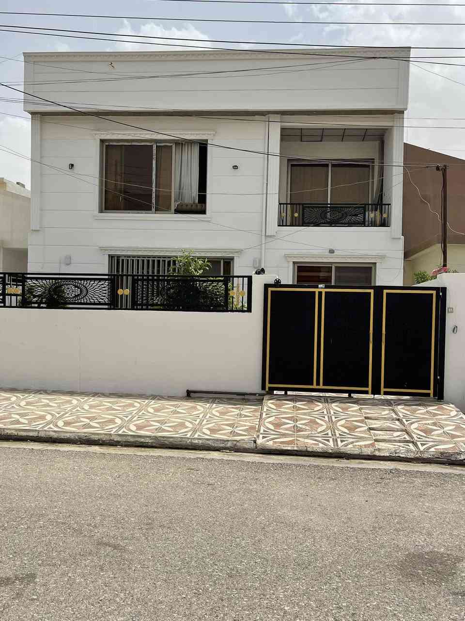 بيت للبيع طابقين اربيل مجمع لاوان ستي 
يتكون 
٥ غرف نوم 
استقبال مطبخ حاروبارد
٢هول داخلي 
حديقة و كراج 
موبايل :***********
***********
***********
