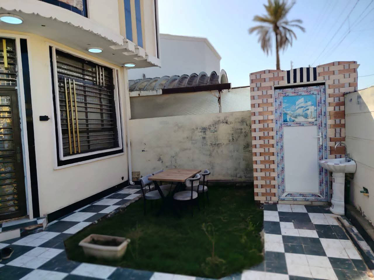 🏡 بيت للبيع – طابو زراعي سند 25
📍 الموقع: قطع حسنين – الشارع الثاني  
🔹 المساحة: 160 م²  
🔹 المساحة في السند: 150 م²  
🔹 البناء: حديث (طابوق وسقف صب كونكريت)  

🏠 يتكون من:
- حديقة  
- كراج سيارة  
- صحيات خارجية  
- مطبخ  
- استقبال  
- صالة  
- منور  
- غرفة نوم  
- مجمع صحيات  

🏠 الطابق الثاني:
- غرفة نوم  
- مجمع صحيات  
- سطح  

💰 السعر: على الخاص  

📞 للاستفسار: ***********  

🏢 مكتب عقار أهالي المسيب  
📍 حي المعلمين الثالثة – قرب جامع محمد الجواد
