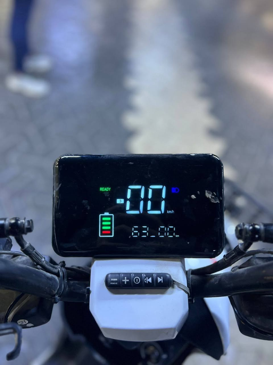 دراجة شحن نوع R9 موديل 2025 🩷
خمس بطاريات + هدية شاحنة بيها حساس من تفول شحن تفصل من وحدها يعني عوفها على الشحن و راسك بارد ،
الدراجة استخدامها فقط اروح بيها لمكان عملي وارجع في ( مول زيونة ) ، صارلي ثلاث اشهر من اشتريتها من ولد قبلي 
الدراجة نظيفة استعمال شخصي ، توجد شخوط بالكڤرات الجانبية بسبب ضيق الباب تشخطت بالحايط ، 
( السعر 350 و بيها مجال 💥 )
للتواصل بالخاص او على الواتساب ***********
