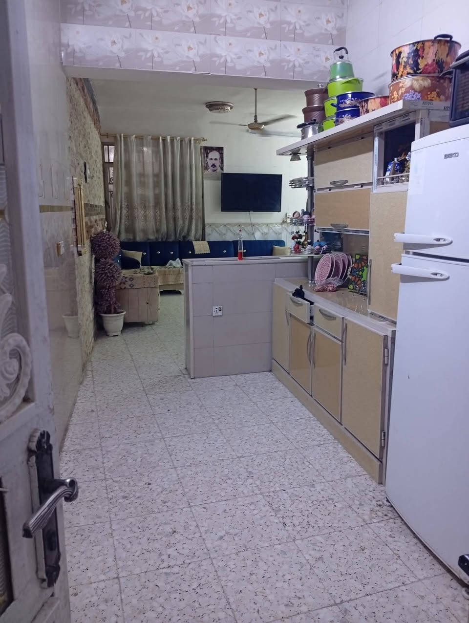 سلام عليكم بيت مساحه 150 متكون من 3 غرف وصاله واستقبال وحمام جوه وحمام فوك بيت بناء حديث المكان الزعفرانية الأربع شوارع شارع محمد البياتي ***********
