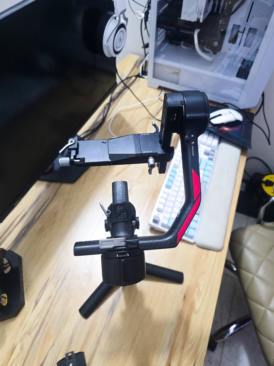 RONIN RS4 PRO
السلام عليكم 
رونين rs4 pro 
نضيف 90 %
واستخدام قليل 
جنطه + كارتون 
سعر 1300 بي مجال بسيط 
*********** واتساب 
او الاستفسار خاص
